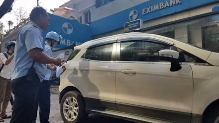 Tiếp tục trên đường Nguyễn Đình Chiểu, Trần Cao Vân, nhiều xe ô tô đậu lấn chiếm vỉa hè bị cẩu về trụ sở công an.