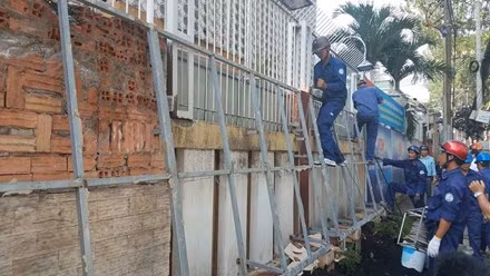 Lúc này, đại diện VOH xuất hiện giải thích rằng đã có văn bản gửi chính quyền địa phương nhưng đến nay chưa nhận được phản hồi. Đáp lại, ông Hải cho rằng việc lấn chiếm vỉa hè là sai hoàn toàn: "Đất của các anh đến đây, anh xin giữ lại bảng hiệu lấn chiếm khác gì anh lấy luôn phần đất vi phạm", ông Hải nói.