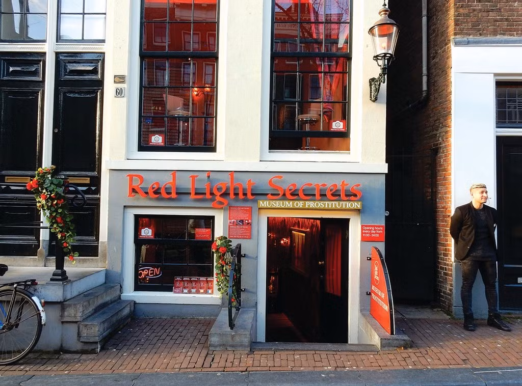 Tháng 2/2014, Red Ligh Secrets Museum of Prosituttion, bảo tàng mại dâm đầu tiên trên thế giới ở Amsterdam, mở cửa đón du khách. Bảo tàng này được coi là cánh cửa hé mở thế giới bí mật của những cô gái bán thân. Ảnh: Guardian.