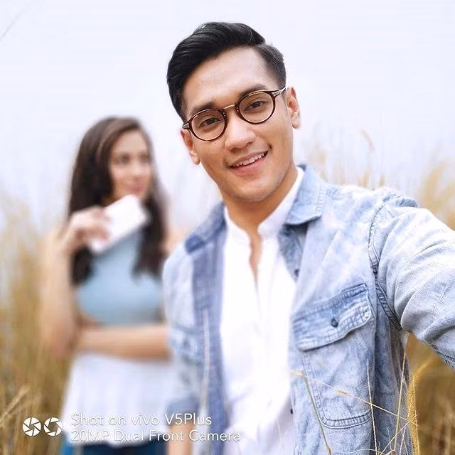 Cô gái trong ảnh trở thành “nạn nhân” tiếp theo của trào lưu selfie xóa phông. Bạn nam có khả năng bị người yêu giận rất cao nhỉ? Ảnh: Nam+.