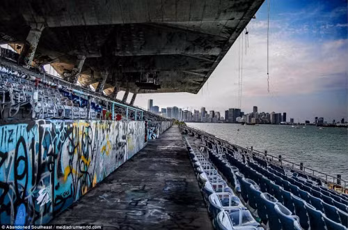 Nhiếp ảnh gia Abandoned Southeast đã ghi lại khung cảnh tương phản giữa sân vận động bỏ hoang và những tòa nhà cao tầng hiện đại ở thành phố Miami, Mỹ.