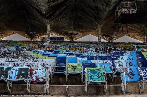 Mục đích chính của sân vận động là tổ chức các cuộc thi đua thuyền cao tốc.