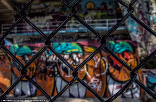 Nhiếp ảnh gia Abandoned Southeast cho biết anh đã được phép vào sân vận động bỏ hoang này, sau khi đãi nhân viên an ninh bữa trưa.