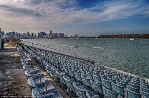 Khán giả theo dõi đua thuyền có thể ngắm toàn cảnh thành phố Miami từ khán đài.