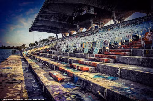 Sân vận động nước Miami được xây dựng vào năm 1962 với khán đài có sức chứa 6.500 khán giả. Những công trình này phải đóng cửa vào năm 1992 do thiếu kinh phí bảo dưỡng.