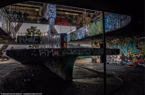 Những bức tranh đường phố phủ kín các bức tường trong sân vận động bỏ hoang.