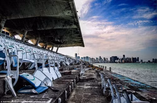 Năm 2016, một hợp đồng cải tạo lại sân vận động này đã được chấp thuận.