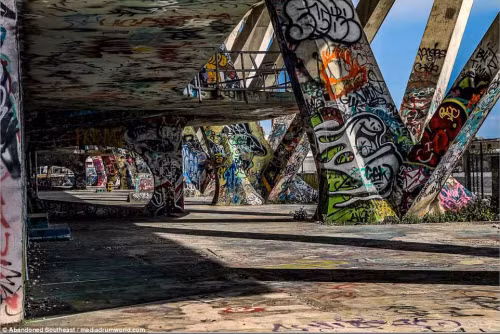 Sau khi sân vận động đóng cửa, các nghệ sĩ đường phố đã tới đây và vẽ tranh ở khắp mọi nơi.