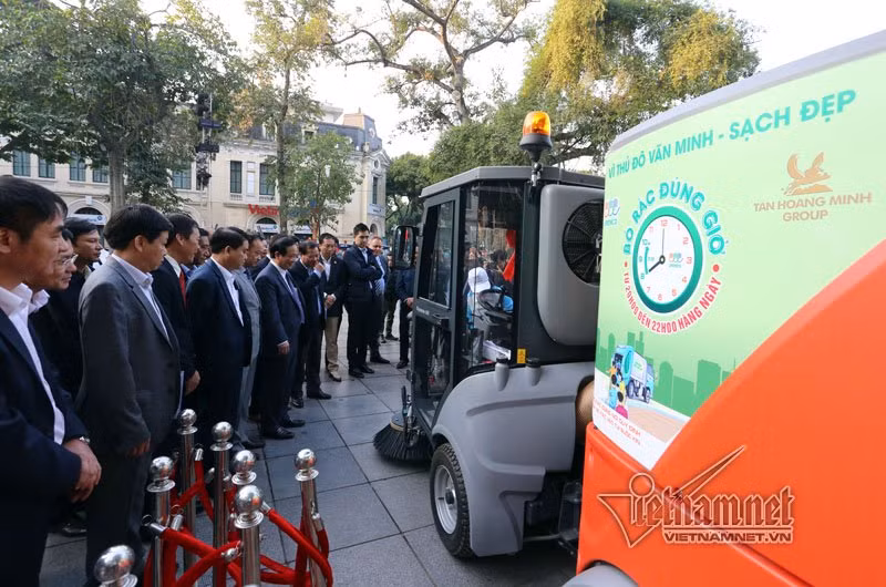 Lãnh đạo thành phố tại buổi tiếp nhận xe dọn rác do một doanh nghiệp trao tặng.