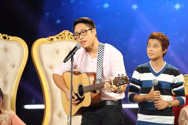 Trong họp báo, Trê Phi - con trai NSND Hồng Vân tự đệm đàn guitar và song ca với Á quân Cười xuyên Việt 2016 - Tuấn Dũng ca khúc Mẹ yêu.