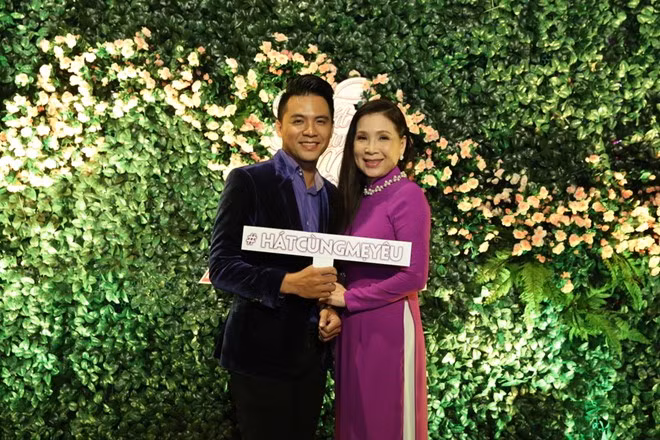 NSƯT Kim Xuân đi thi cùng con trai Huy Luân. Từng biến hóa với nhiều dạng vai trên sân khấu, phim ảnh nhưng nữ nghệ sĩ chưa từng hát trước khán giả. Huy Luân hiện hát tại các phòng trà ở TP.HCM.