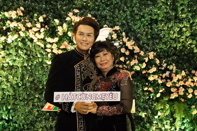 Tham gia chương trình còn có nghệ sĩ Kim Phương và con trai Tống Hạo Nhiên, Á quân Cười Xuyên Việt 2016 Tuấn Dũng và mẹ là Hồng Ngọc, diễn viên hài Dũng Nhí và mẹ Phương Dung – cựu nghệ sĩ cải lương và là bà bầu của đoàn gánh hát một thời. Hát cùng mẹ yêu được phát sóng trên kênh HTV7, bắt đầu từ 03/1/2017.