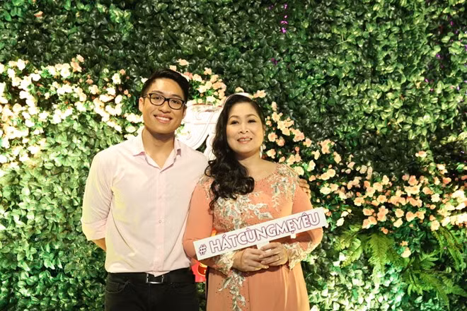 NSND Hồng Vân lần đầu giới thiệu con trai Trê Phi trước công chúng. Chàng trai 19 tuổi đang theo học ngành đạo diễn ở Mỹ. Trước đây, khả năng ca hát của con trai bà bầu đã khiến danh hài Hoài Linh bất ngờ và dành nhiều lời khen ngợi.