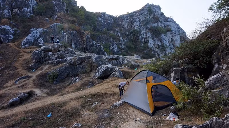 Nhiều nhóm phượt dựng lều ngủ qua đêm trên núi Trầm.