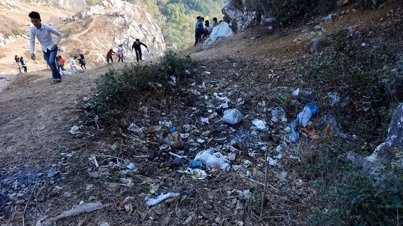 Nhiều lần, các nhóm phượt thủ tình nguyện lên dọn rác, nhưng chỉ sau một tuần, rác đủ loại lại tái xuất.