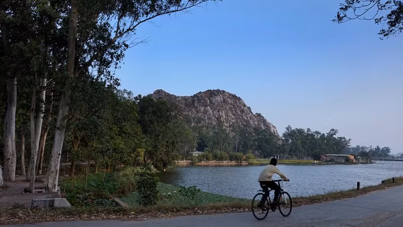 Núi Trầm đẹp như một bức tranh sơn thủy hữu tình. Tương truyền, xưa ở trên đỉnh cao nhất có một cây trầm rất lớn tỏa hương thơm khắp vùng nên được gọi tên núi Trầm.