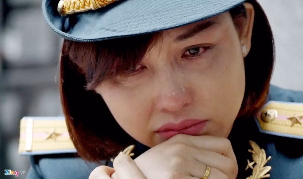 Tháng 6: Đồng đội của những người lính tử nạn trong vụ máy bay CASA-212 khóc thương các anh. Sáng 30/6, lễ tiễn biệt 9 quân nhân hy sinh trong khi làm nhiệm vụ tìm kiếm cứu nạn chiếc SU30-MK2 bị rơi, được tổ chức tại nhà tang lễ Bộ Quốc Phòng (Hà Nội). Hàng nghìn người đã đến viếng, chào các anh lần cuối. Ảnh: Đức Phạm.