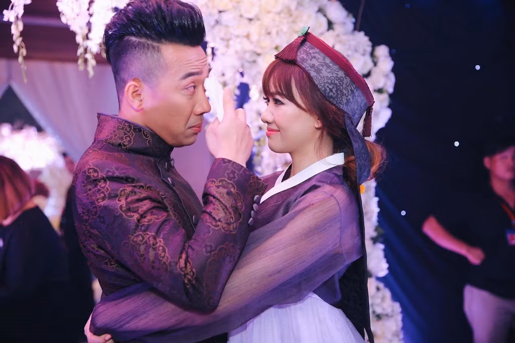 Lễ cưới Trấn Thành - Hari Won là một trong những sự kiện giải trí gây chú ý nhất năm 2016. Trước hàng trăm qua khách, cô dâu chú rể ôm nhau, nghẹn ngào xúc động khi xem clip kể về quá trình yêu đầy sóng gió của hai người. Trấn Thành thừa nhận yêu nữ ca sĩ gốc Hàn vì cô chân thật, đáng yêu và dũng cảm vì dám yêu người như anh. Ảnh: Nguyễn Thành.