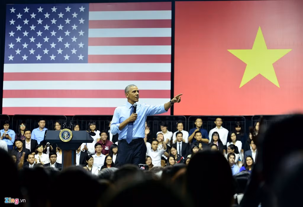 Hồi tháng 5, trong chuyến công du Việt Nam, Tổng thống Mỹ Barack Obama có buổi gặp gỡ và nói chuyện với các thành viên Sáng kiến Thủ lĩnh Trẻ Đông Nam Á (YSEALL) ở TP.HCM. Tại đây, rapper Suboi may mắn có cơ hội đặt câu hỏi cho ngài tổng thống. Sau đó, đích thân ông Obama đề nghị cô thể hiện một đoạn rap bằng tiếng Việt. Ảnh: Lê Quân.