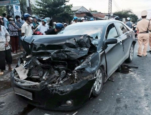 Xe Camry gắn biển số giả chở nhiều ngà voi gây tai nạn hồi tháng 7/2015.