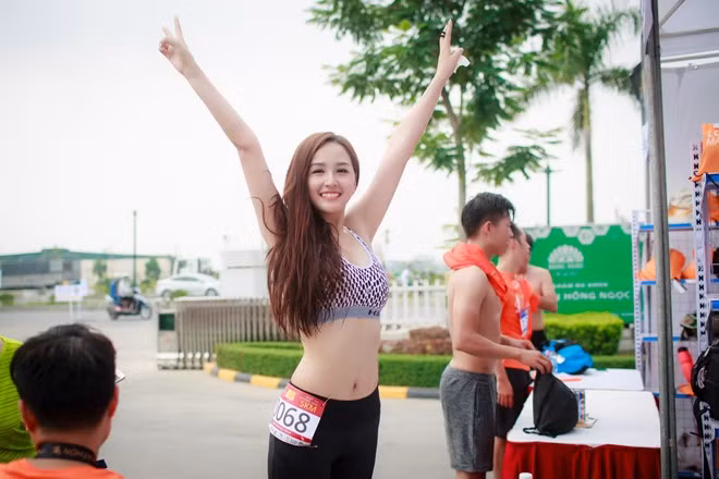 Mai Phuong Thuy bi nghi dung photoshop chinh vong 2 qua da-Hinh-2