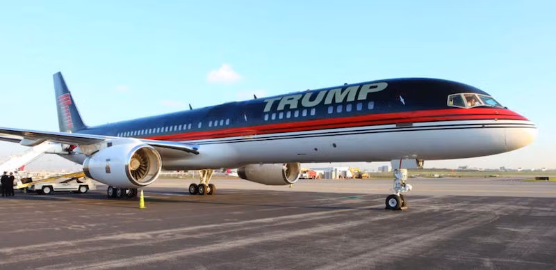 Bộ sưu tập máy bay trị giá 90 triệu đô (2000 tỷ đồng) Khi tổng thống thứ 45 của nước Mỹ đi công tác, ông sẽ dùng một trong số những chiếc máy bay thuộc bộ sưu tập của mình. Ông có 1 chiếc Boeing 757, Cessna 750 và 3 chiếc trực thăng khác nhau. Đặc biệt chiếc Boeing có rất nhiều phòng ngủ và một bồn rửa mặt bằng vàng. Nó cũng được trang bị khu vực nghỉ ngơi, phòng ăn và một phòng tiếp khách.