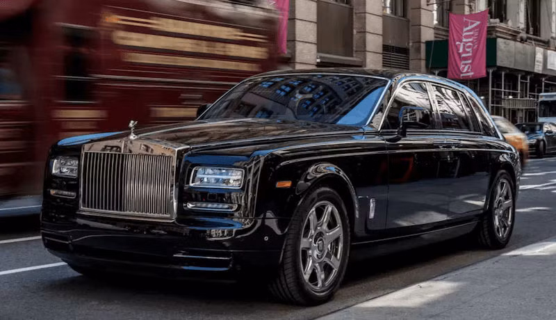 Rolls-Royce Phantom trị giá 500,000 đôla (11.000 tỷ) Donald Trump là fan của Rolls-Royce. Ông ấy đã cho phủ vàng phần nóc xe khiến giá chiếc xe “đội” lên 500.000 đô.