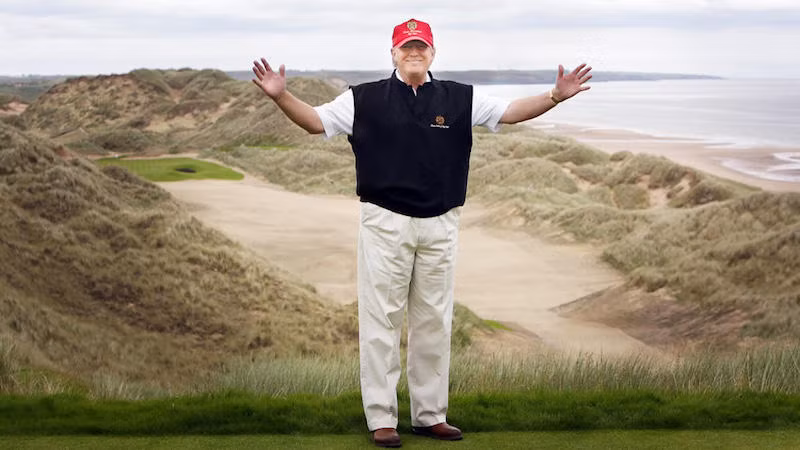 Ông ấy sở hữu 10 sân golf trị giá 205 triệu đô (4.600 tỷ đồng) Ông ấy nổi tiếng vì sở hữu những sân golf đẳng cấp thế giới trải dài từ California đến New York và từ Scotland đến Ireland, với tổng trị giá lên tới 205 triệu đô.