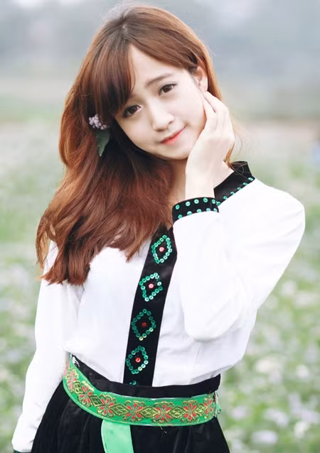 9. Tây Bắc Con gái Tây Bắc mang vẻ đẹp cuốn hút, dáng người cân đối là một trong những ưu điểm mà nhiều phụ nữ vùng khác hiếm có được. Những người lần đầu đến đây còn không tiếc lời khen tặng cho những bông hoa giữa chốn núi rừng này.