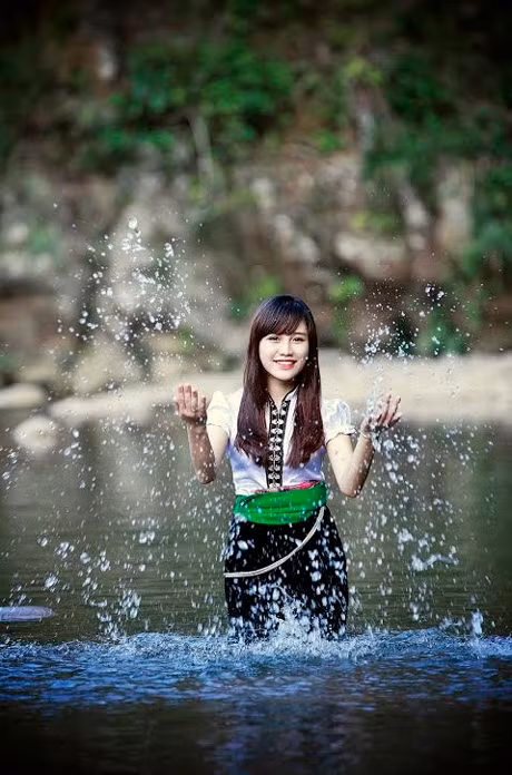 6. Mường Lè, Thanh Hóa Con gái Thái - Mường Lè Thanh Hóa từ xưa đến nay đều mang vẻ đẹp sắc sảo, mặn mà, không chỉ trai làng lân cận luôn lăm le bắt vợ mà cả ông hổ - chúa tể sơn lâm cũng bày trò rình rập. Tương truyền cách đây khoảng trăm năm, vào một buổi sáng, một người con gái có vẻ đẹp mặn mà đang ngồi dưới chân nhà sàn chải tóc, thì bỗng đâu từ xa có một chú hổ tiến nhanh lại rồi vồ lấy cô gái bỏ đi. Dân làng nhiều lần vào rừng tìm kiếm trong vô vọng, thì mãi về sau mới nhận được tin: cô gái ấy vẫn sống khỏe mạnh nhưng vì hổ yêu mến tài sắc nên không cho trở về.