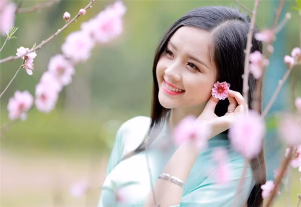 1. Tuyên Quang Đứng đầu bảng xếp hạng không thể không kể đến cô gái Tuyên Quang. Người xưa có câu “Chè Thái, Gái Tuyên” để chỉ những cô gái thanh tao, làn da trắng ngần, vẻ đẹp thanh thoát đầy thu hút. Thậm chí nhiều du khách còn truyền nhau: một lần đến đây sẽ say đến quên đường về!