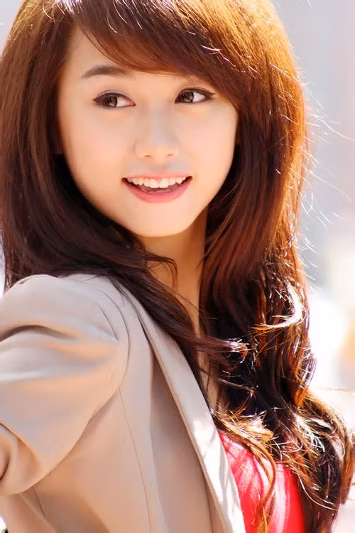 7. Đà Lạt: Thừa hưởng một khí hậu ôn hòa, dịu mát quanh năm nên vẻ đẹp ngọt ngào của con gái Đà Lạt làm say lòng bao du khách cũng chẳng còn là điều khó hiểu. Đà lạt vốn dĩ đã mộng mơ, mỗi khung cảnh mỗi thời khắc đều lãng mạn thì việc bất ngờ bắt gặp nụ cười tỏa nắng, má đỏ hây hây của thiếu nữ Đà Lạt ẩn sau chiếc khăn len đã đủ khiến nhiều anh chàng say cảnh lẫn say tình.