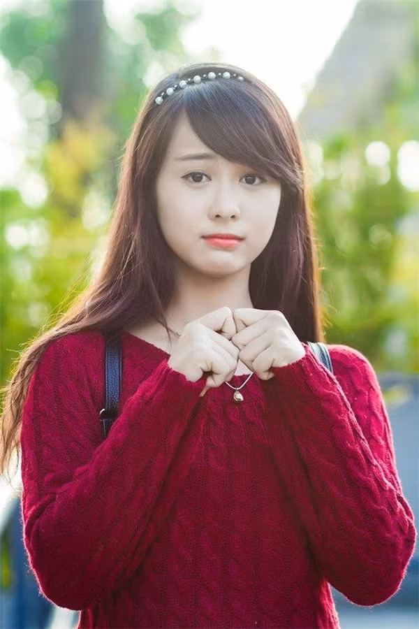 10. Hải Phòng: Con gái Hải Phòng mang nét đài các xen lẫn chút hiện đại. Giữa một rừng mỹ nhân, những cô gái Hải Phòng vẫn toát lên nét cuốn hút riêng bằng sự quyến rũ, thông minh và sắc sảo. Hải Phòng đẹp nhất là con gái Thủy Nguyên với làn da trắng sứ ngọt ngào.