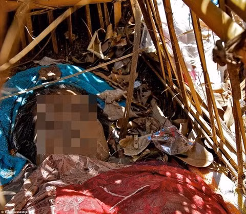  Xác người chết sẽ được mang đến nghĩa địa này bằng thuyền, được tắm rửa sạch sẽ bằng nước mưa, mặc quần áo để lộ phần đầu và đặt trong các lồng tre, phơi dưới ánh nắng nóng nực ở Bali.