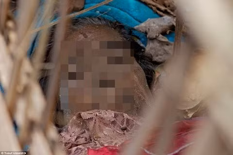 Khi các xác chết được phân hủy hoàn toàn, người dân sẽ "cải mộ" bằng cách lấy phần sọ người chết, đặt lên bàn thờ đá dưới gốc cây linh thiêng trong nghĩa địa. Phần xương còn lại sẽ được lấy ra khỏi lồng, nhường chỗ cho một người quá cố khác.