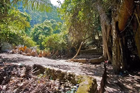 Tập tục phơi xác người chết ở Bali cũng có nét tương đồng với tục đào xác người chết, tắm rửa và đưa về thăm nhà của bộ tộc Toraja ở khu vực phía nam Sulawesi, Indonesia.