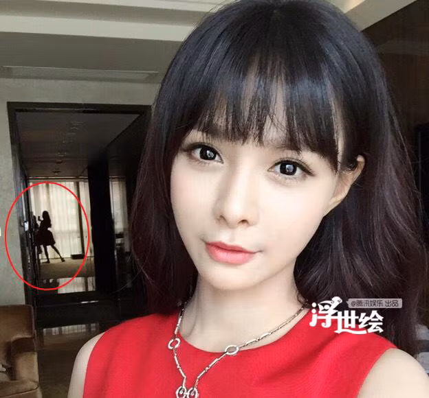 Hình ảnh chụp "tự sướng" của nữ diễn viên 9X Thẩm Mộng Thần lung linh và ảo diệu là thế cũng bị cư dân mạng phát hiện ra thế đứng “không đỡ nổi” nhờ chiếc gương phía sau.