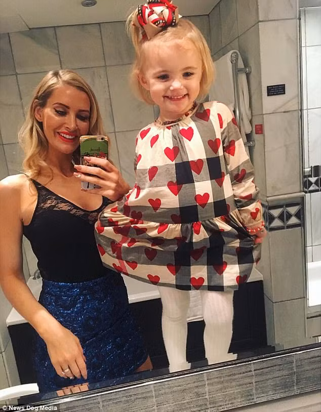 Hai mẹ con là những người bạn đồng hành thân thiết.