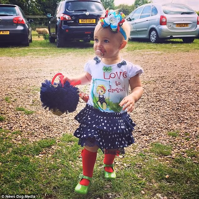 Ngay từ khi chập chững, Nancy đã được mẹ sắm cho những món đồ vô cùng điệu đà.