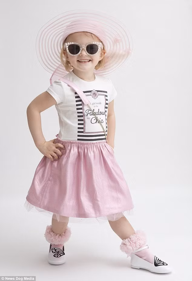 Nancy trong mẫu đồ màu hồng dịu nhẹ.