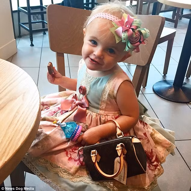 Mặc dù sành điệu nhưng Nancy vẫn là một cô bé nhí nhảnh và đáng yêu đúng tuổi.