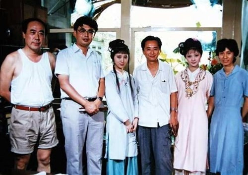 Trần Hiểu Húc và Trương Lợi giữa những người trong đoàn làm phim Hồng lâu mộng 1987. Đoàn phim có nhiều ảnh kỷ niệm nhưng tấm ảnh này luôn được mang ra xem lại. Bởi lẽ, sau nhiều năm, Lâm Đại Ngọc đã qua đời. Còn nàng Tiết Bảo Thoa gần như biến mất khỏi làng giải trí.