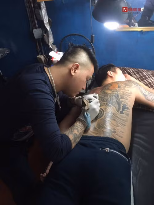 Chàng trai được mệnh danh là người xăm nhiều hình lên vùng nhạy cảm nhất.