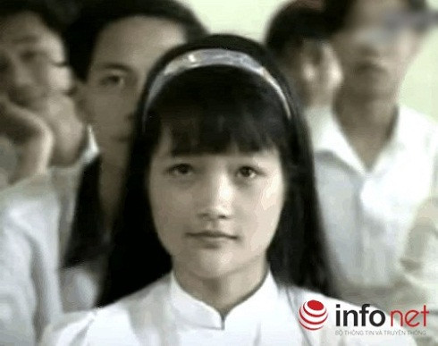 Huệ Anh vào vai bí thư Hạ. Khi đóng phim "12A và 4H", cô đang là sinh viên năm thứ 2 Khoa Luật - Trường Đại học Tổng hợp Hà Nội. Sau phim này, cô còn tham gia phim "Chiều tàn thu muộn" (đóng chung với diễn viên Quốc Tuấn) và phim "Những giấc mơ bằng giấy". Tuy nhiên, Huệ Anh không đi theo nghiệp diễn.