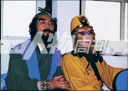 "Tấm ảnh tôi và Sa sư đệ, người năm đó, nay đã không còn", Lục Tiểu Linh Đồng viết. Trong tấm ảnh này, hai người ngồi yên nghỉ ngơi trước cảnh quay mới.