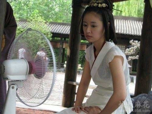 Lâm Tâm Như chia sẻ làm phim cổ trang rất khó và vất vả. Một trong những điều khiến cô sợ là thời tiết. Dù mùa đông hay hè, các diễn viên đều bị bắt mặc trang phục cồng kềnh. Khi nghỉ ngơi, họ đều gắn mình với quạt điện.