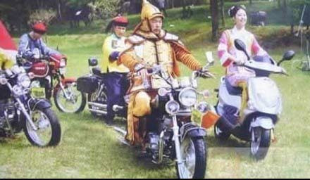 Hoàn Châu cách cách từng là phim cổ trang bom tấn màn ảnh. Nhưng ít ai ngờ rằng, trong những cảnh săn bắn cưỡi ngựa trên phim, ngoài đời, Hoàng a mã và thái giám, cung tần phải phi xe máy ầm ầm ra bãi cỏ như thế này.