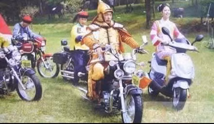 Hoàn Châu cách cách từng là phim cổ trang bom tấn màn ảnh. Nhưng ít ai ngờ rằng, trong những cảnh săn bắn cưỡi ngựa trên phim, ngoài đời, Hoàng a mã và thái giám, cung tần phải phi xe máy ầm ầm ra bãi cỏ như thế này.