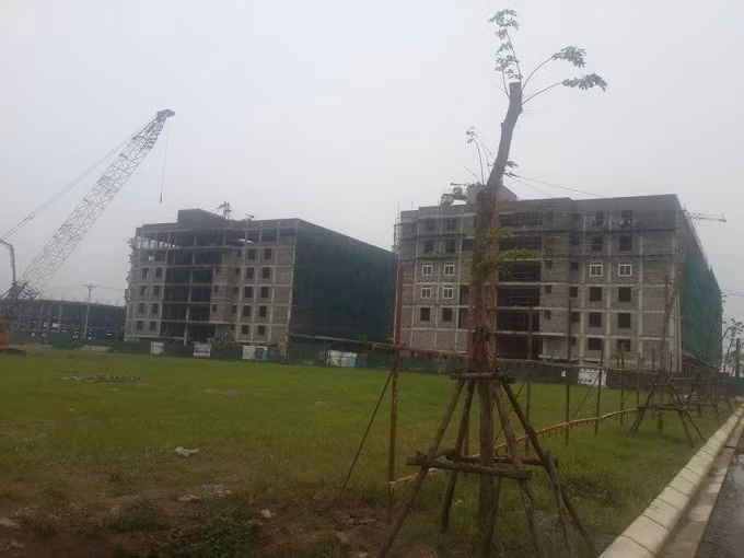 Tuy nhiên, do dự án Đường trục phía Nam Hà Tây chậm tiến độ và sau nhiều lần nhắc nhở, trước đây, UBND TP Hà Nội đã có quyết định dừng thực hiện theo phương thức đổi đất lấy hạ tầng. Theo quy hoạch, Dự án sẽ được xây dựng theo tiêu chuẩn đô thị sinh thái, với không gian cây xanh và diện tích mặt nước chiếm tỷ lệ lớn.