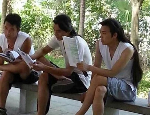 Khác với hình tượng hoàn hảo trên phim, các đại hiệp ở hậu trường luôn miệt mài với kịch bản trong tư thế như thế này.